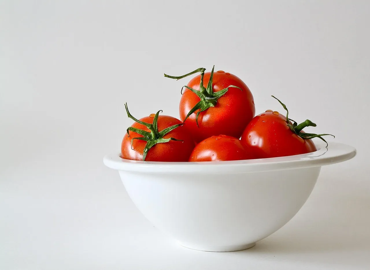 Tomatoes, bowl, food — illustrating Best Electrolyte Drinks for GLP-1 Users (+ DIY Recipe)