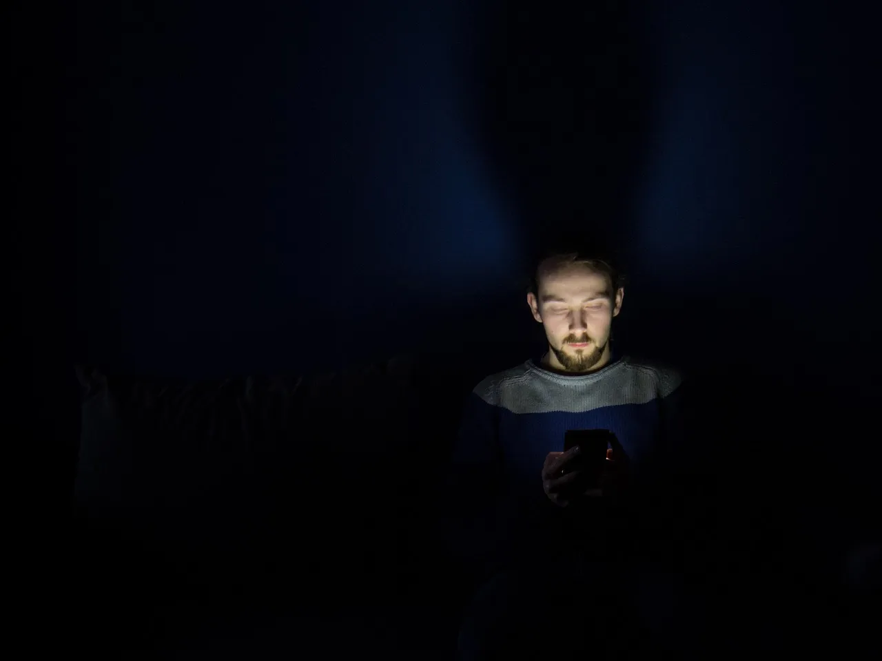 Blue Light and Sleep: What the Evidence Actually Says