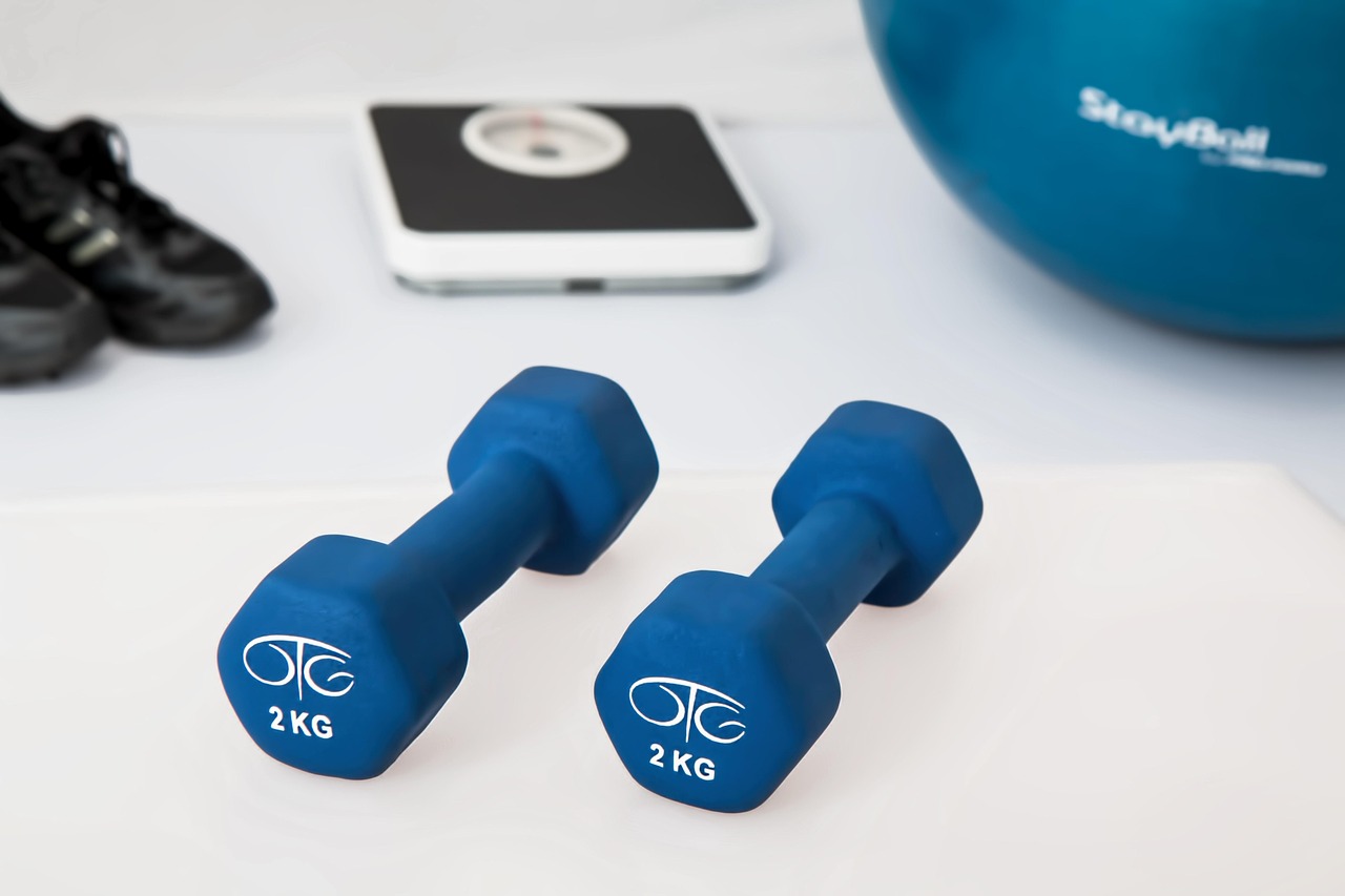 A physical therapist guiding a patient through weight training exercises, reflecting the supervised resistance work shown to improve bone density
