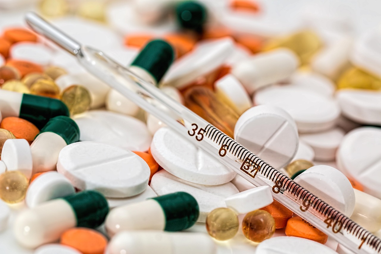 Doctor and patient discussing treatment options during a medical consultation, reflecting the importance of clinician guidance before choosing a compounded GLP-1