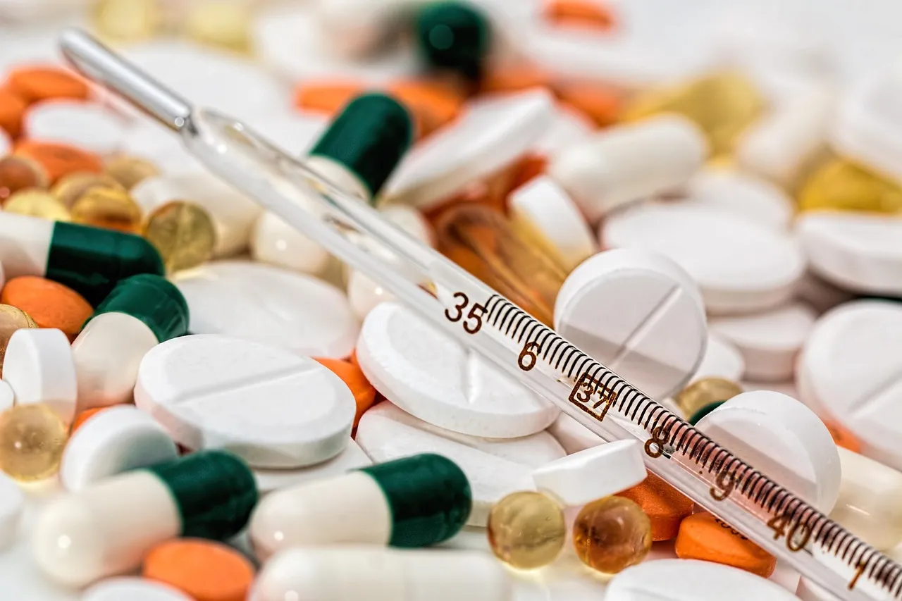 Doctor and patient discussing treatment options during a medical consultation, reflecting the importance of clinician guidance before choosing a compounded GLP-1