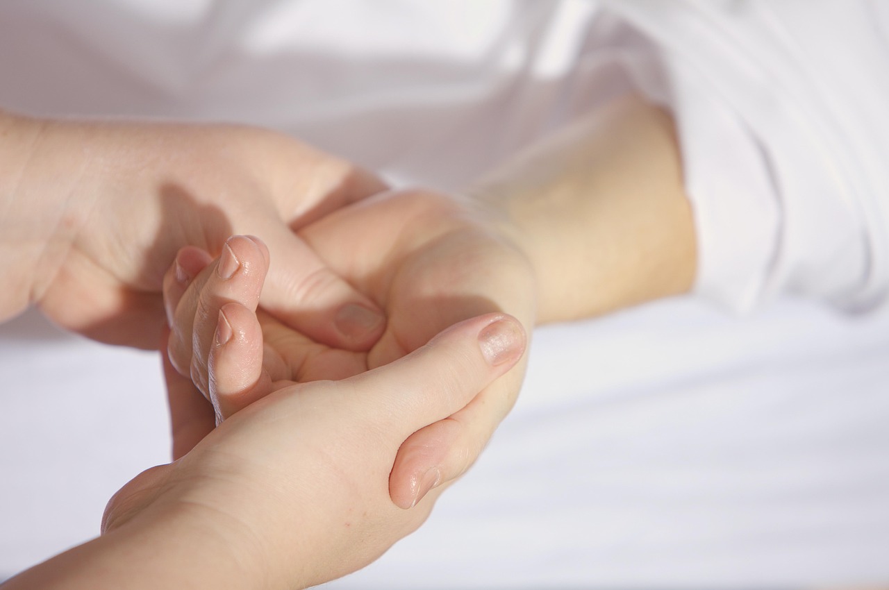 A woman sleeps peacefully in bed, reflecting how sleep quality directly shapes the body’s cortisol rhythm