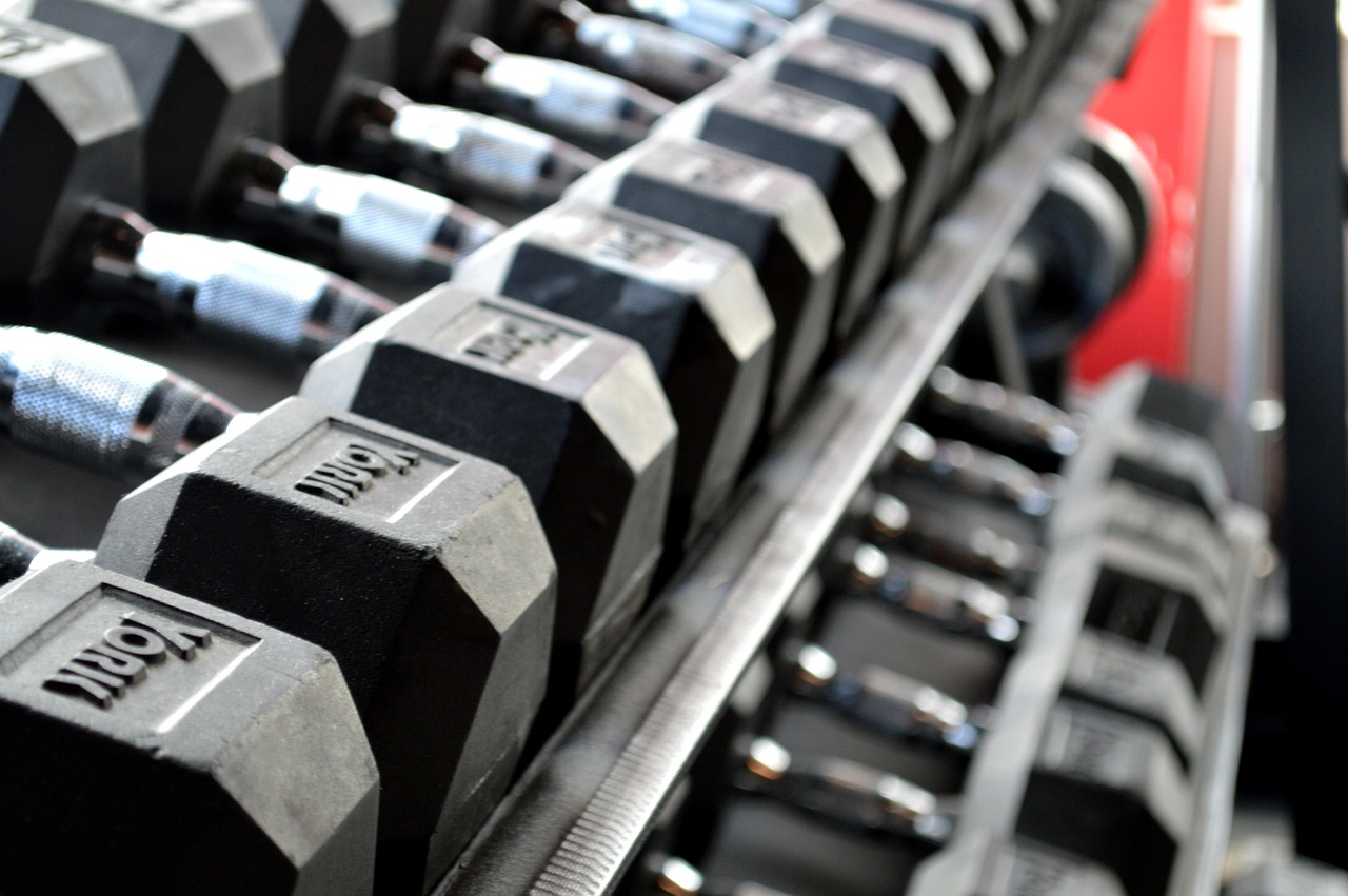 Athlete lifting weights in a gym, illustrating the muscle-building goal that draws interest toward myostatin-blocking compounds