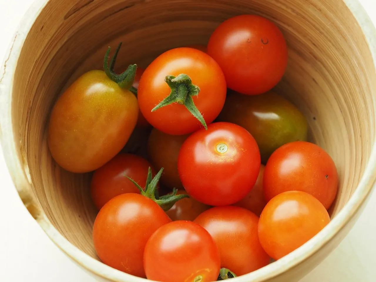 Tomato, tomatoes, wooden — illustrating GLP-1 Weight Loss by Starting Weight: Why % Beats Pounds