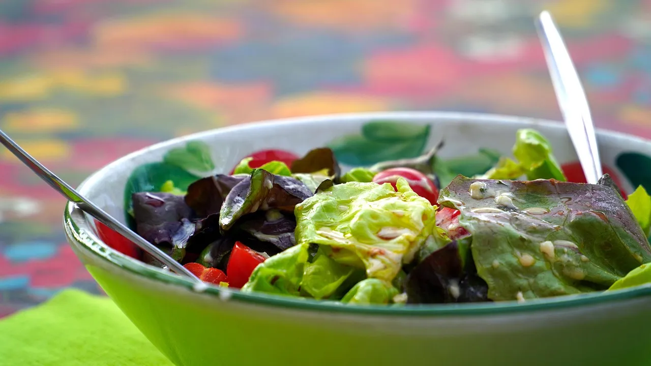 Downward trend chart concept illustrating dose-dependent weight reduction over 48 weeks