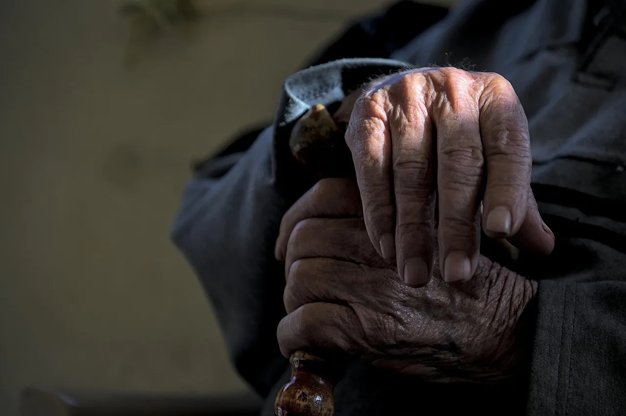 Man, hands, wrinkled — illustrating Glucose Variability and Healthy Aging