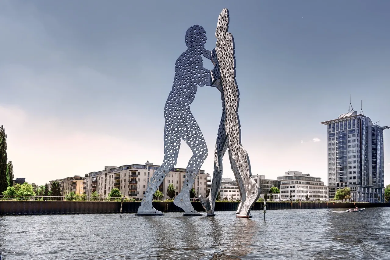 Molecule man, berlin, spree — illustrating Loading Doses: The Pharmacology of Front-Loading