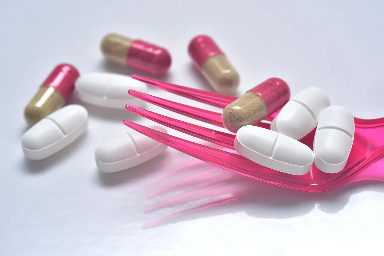 Tablets, capsules, antibiotics — illustrating Switching Semaglutide to Tirzepatide: Dose & Restart