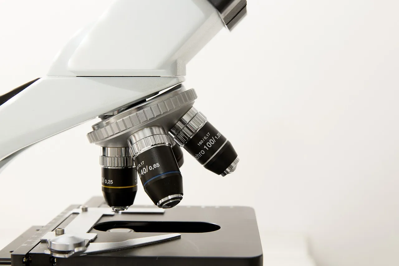 Microscope, doctor, practice — illustrating Which Insulin Syringe Size for Peptides (U-100)